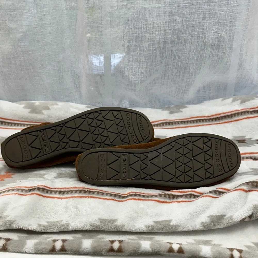 Minnetonka women’s Tan Fringe Moccasin Boots - Picture 4 of 6